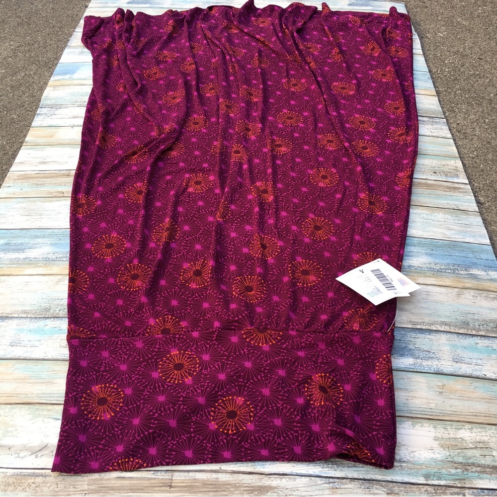 LuLaRoe Maxi skirt, NWT, size Medium